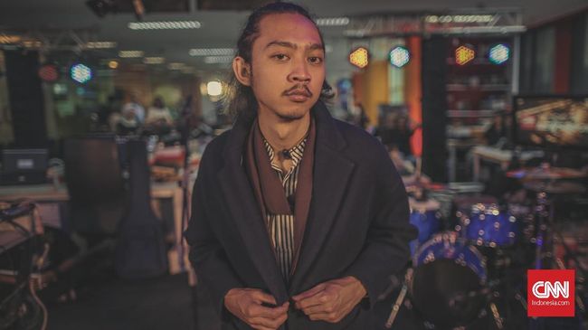 Solois Pamungkas menyebut album 'Flying Solo' bertemakan kesendirian, di mana dia benar-benar mengasingkan diri demi mendapatkan materi yang sesuai.
