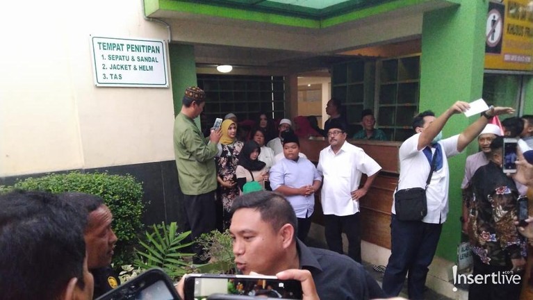 Para pemain Si Doel The Movie 2 menggelar buka bersama di Bekasi yang dihadiri lebih dari 3000 orang.