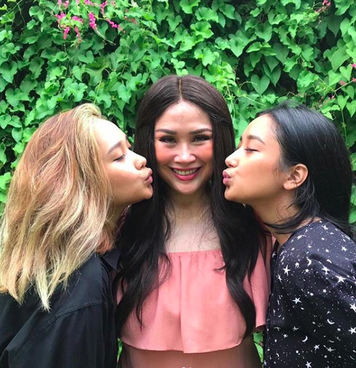 Kompak dan seru, intip foto-foto penyanyi Titi DJ bersama keempat buah hatinya.