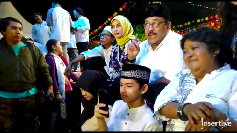 Para pemain Si Doel The Movie 2 menggelar buka bersama di Bekasi yang dihadiri lebih dari 3000 orang.