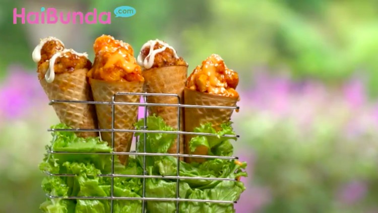 Menu buka puasa kali ini bukan es krim ya, Bun. Tapi, olahan ayam yang disajikan di cone es krim.