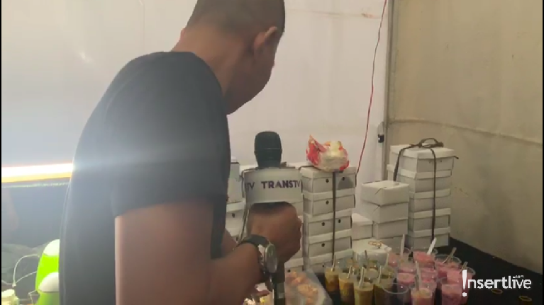 Menjelang buka puasa, backstage Ungu sudah dipenuhi dengan santapan berbuka seperti teh panas, kolak, gorengan, hingga minuman dingin sebelum mereka tampil di Konser Bazar Ramadan di Tangerang Selatan.