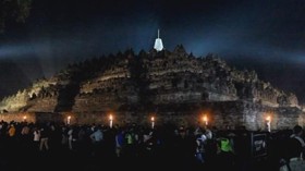 VIDEO: Sambut Waisak, Ribuan Lampion Dilepas di Borobudur