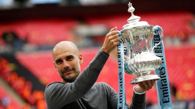 Manchester City dikabarkan bakal menawarkan kontrak baru kepada sang manajer, Pep Guardiola, senilai £100 juta atau setara Rp1,8 triliun.