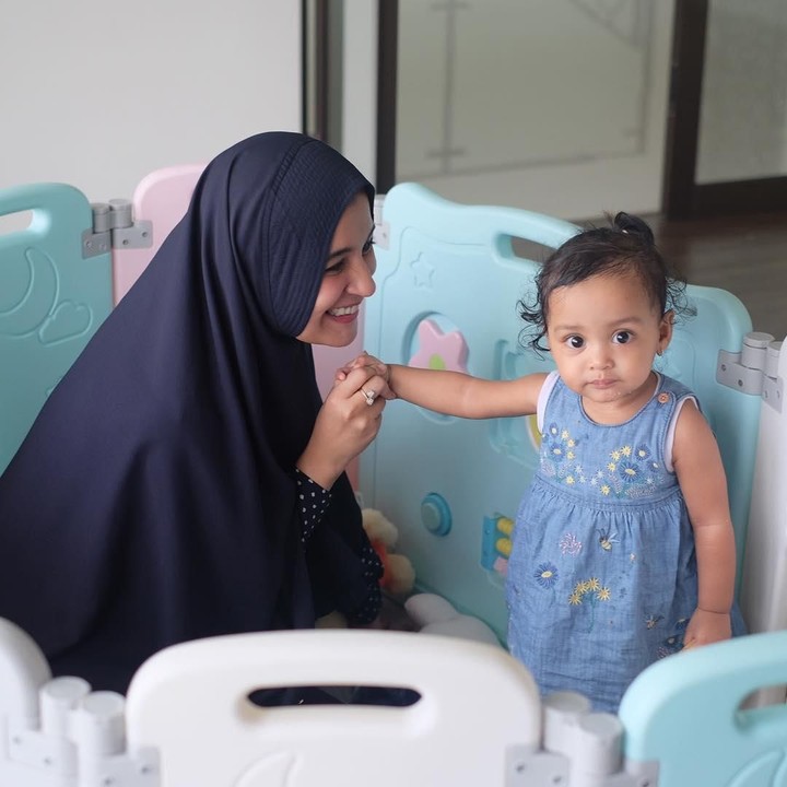 Si imut Cut Shafiyyah Mecca Alfatih, atau akrab dipanggil Sya, lahir pada 17 April 2018. Duh, menggemaskan ya, Bun? (Foto: Instagram @shireensungkar)