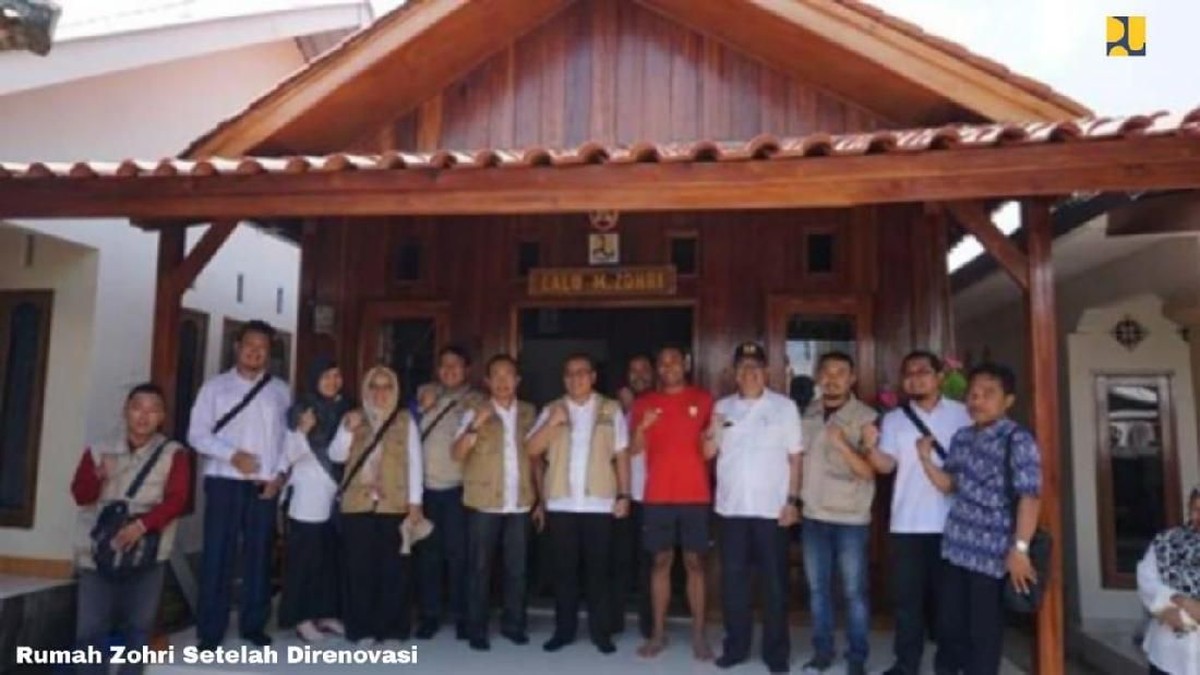 Zohri&comma; pelari tercepat di Indonesia mendapatkan hadiah rumah baru dari Kementrian PUPR&period; Namun&comma; rumah lama milik pelari berusia 20 tahun ini juga direnovasi&period;