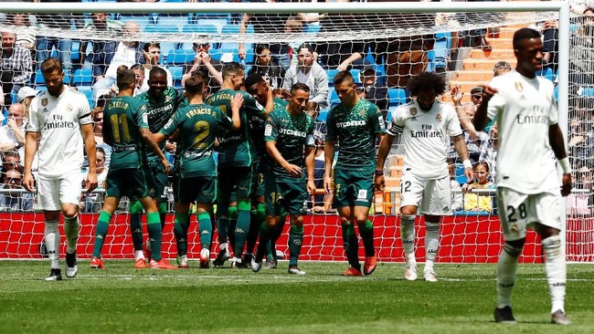 Real Madrid menelan kekalahan dari Real Betis pada pertandingan terakhir La Liga Spanyol musim ini di Stadion Santiago Bernabeu, Minggu (19/5).