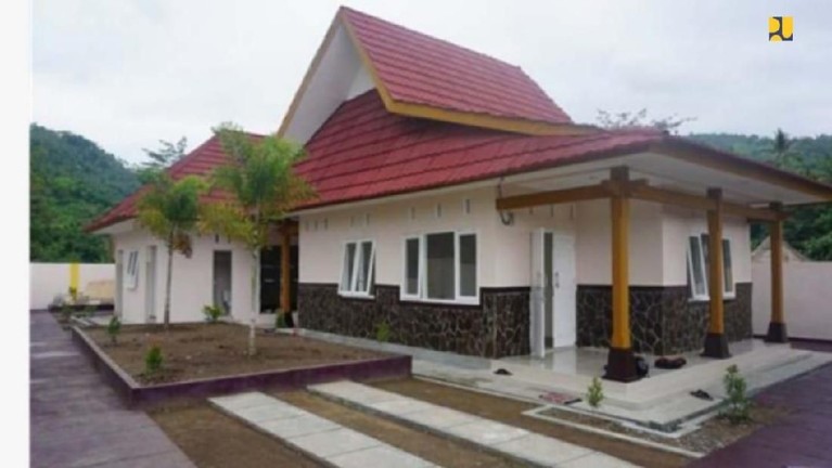 Zohri, pelari tercepat di Indonesia mendapatkan hadiah rumah baru dari Kementrian PUPR. Namun, rumah lama milik pelari berusia 20 tahun ini juga direnovasi.