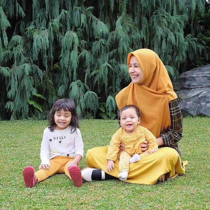 Foto bareng Mommy dan Kak Hawa dulu. Gimana? Baju kita kompak kan? (Foto: Instagram @shireensungkar)