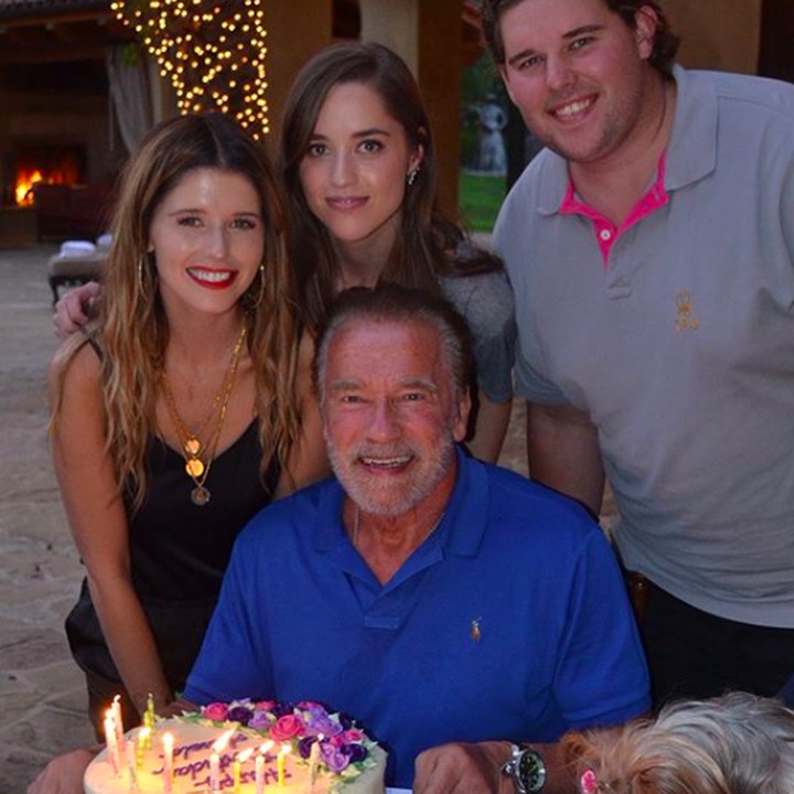 <p>Begitu juga anak-anaknya yang tak pernah melewatkan momen ulang tahun aktor kelahiran Austria, 30 Juli 1947, ini. "<em>HBD poppa I love you celebratory dinner at Wendy’s on me,</em>" ucap Christina pada Juli 2018, lewat unggahan foto bersama sang ayah dan kedua saudara kandungnya, Katherine dan Christopher. (Foto: Instagram @christinaschwarzenegger)</p>