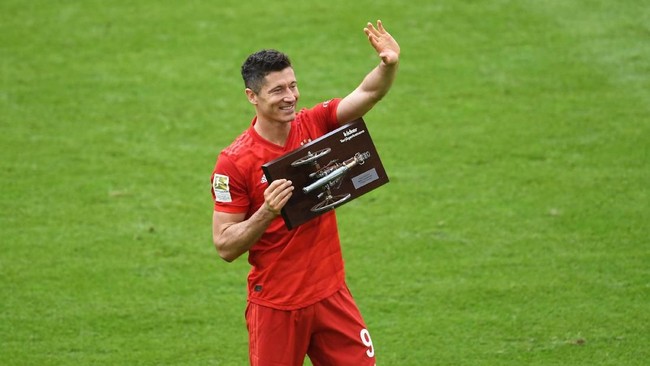 Sempat jadi rebutan klub-klub elite Eropa, Robert Lewandowski kini tak laku lagi di pasar bursa transfer dan berpeluang bertahan lama bersama Bayern Munchen.