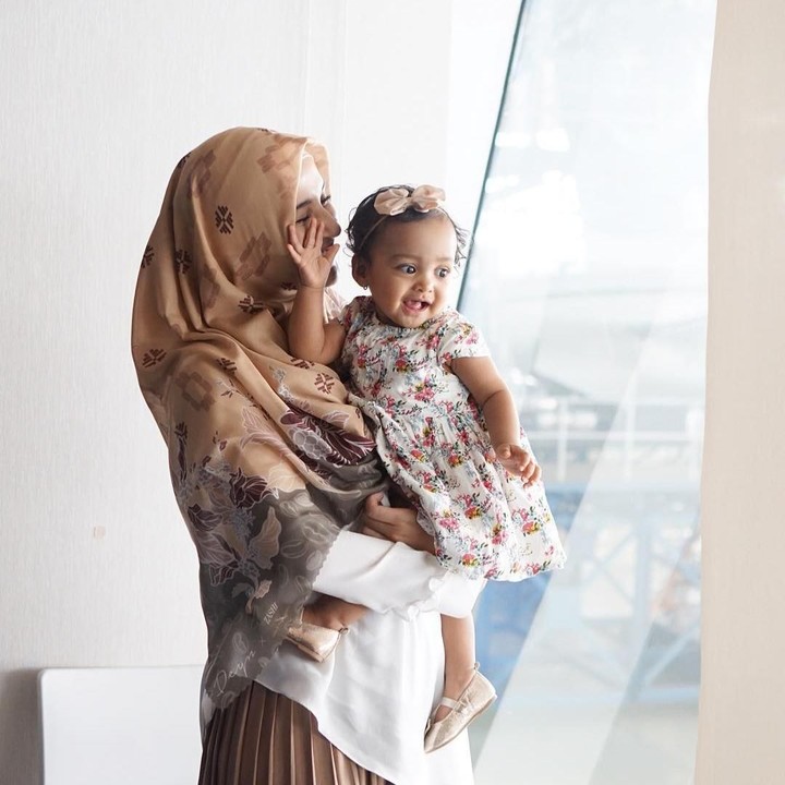 <p>Lho, ini Sya lagi lihat apa sih? Kok tangannya sampai tutupi muka Mommy Shireen. (Foto: Instagram @shireensungkar)</p>