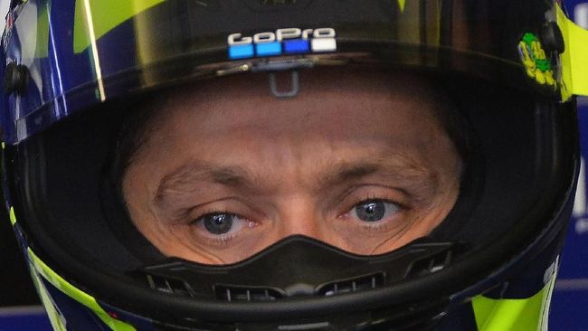 Kualifikasi MotoGP Prancis 2019 Monster Energy Yamaha's Italian rider Valentino Rossi looks on as he stands in his pit prior to the third MotoGP free practice session, ahead of the French Motorcycle Grand Prix, on May 18, 2019, in Le Mans, northwestern France. (Photo by JEAN-FRANCOIS MONIER / AFP)