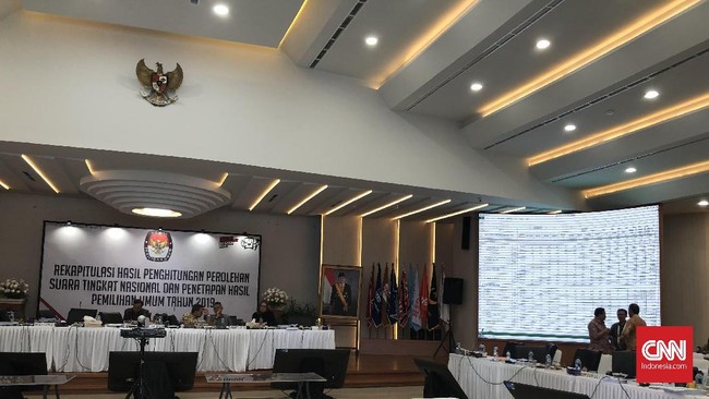 Setelah sempat diskors hingga tengah malam, KPU memutuskan pleno rekapitulasi suara PPLN Kuala Lumpur dan empat provinsi terakhir ditunda hingga siang ini.