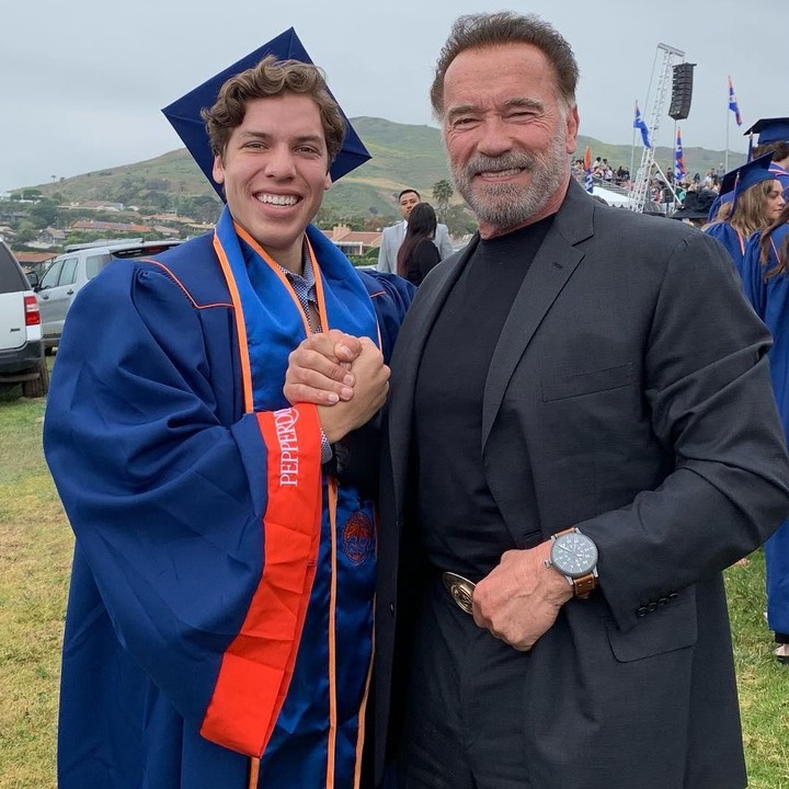 <p>Meski sibuk, Arnold menyempatkan diri hadir saat hari kelulusan putranya. "<em>Congratulations Joseph! Four years of hard work studying business at Pepperdine and today is your big day! You have earned all of the celebration and I’m so proud of you. I love you!</em>" ucap aktor yang pernah menjabat Gubernur California ini, 28 April lalu. (Foto: Instagram @schwarzenegger)</p>