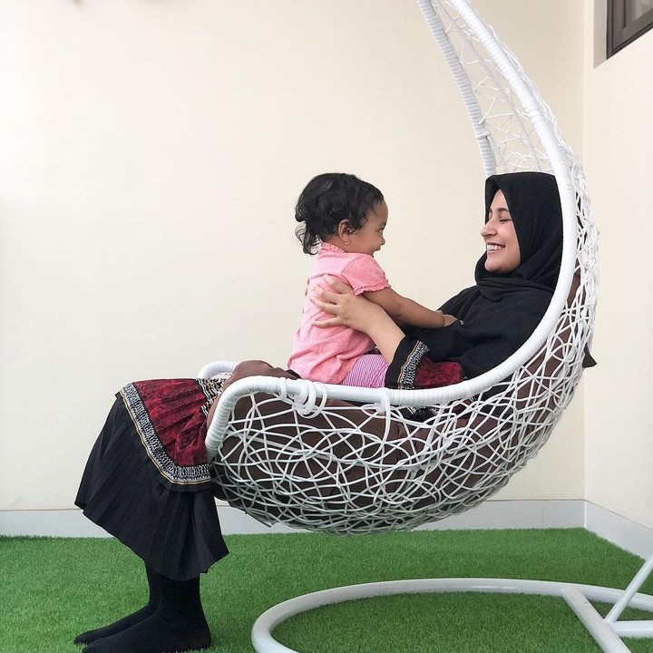 Kelihatannya Sya bahagia banget ya di pangkuan Mommy Shireen. (Foto: Instagram @shireensungkar)