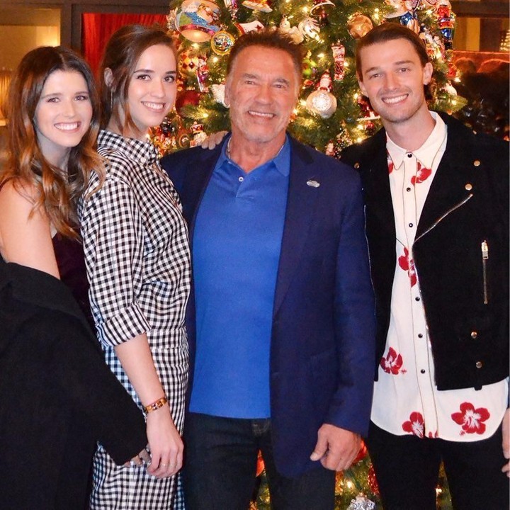 <p>Foto ini diunggah Patrick saat momen Natal pada Desember 2018. Pose bersama sang ayah serta dua saudara perempuannya, Katherine dan Christina. (Foto: Instagram @patrickschwarzenegger)</p>