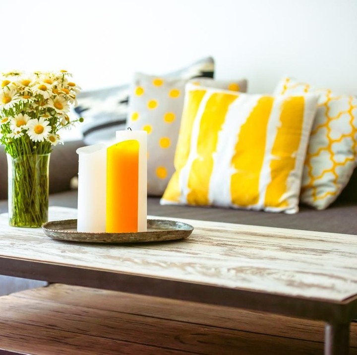 Lagi-lagi warna kuning menjadi pilihan Bunda untuk menghias rumahnya tahun ini. Cocok untuk hari raya Idul Fitri yang jatuh saat musim panas, sehingga memberi kesan lebih <em>colorful.</em> (Foto: iStock)