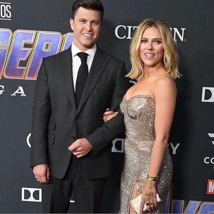 Pria-pria di Kehidupan Scarlett Johansson Scarlett Johanson telah bertunangan dengan sang kekasih yang ia pacari selama 2 tahun, Colin Jost.