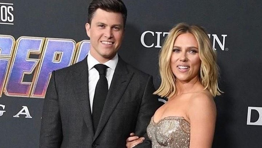 Scarlett Johanson telah bertunangan dengan sang kekasih yang ia pacari selama 2 tahun&comma; Colin Jost&period;