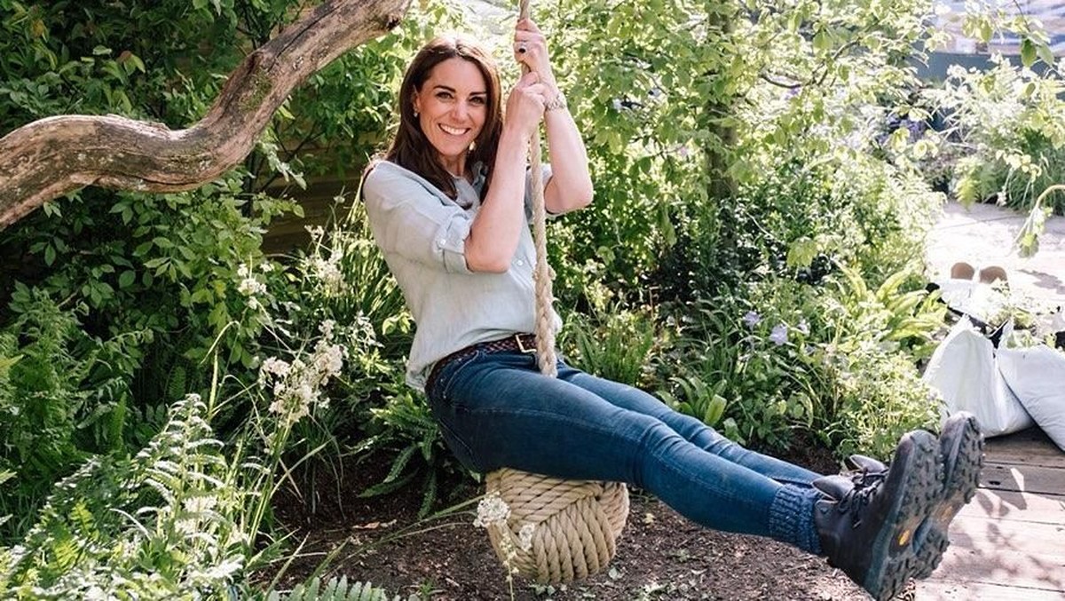 Akun resmi milik Pangeran William dan Kate Middleton mengunggah foto-foto terbaru keluarga kecil mereka yang sedang bermain di alam terbuka&period;