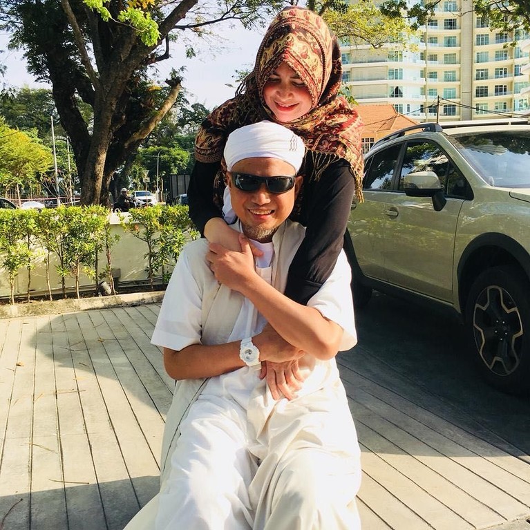Meski jarang disorot publik, ketiga istri Ustaz Arifin Ilham selalu setia mendampingi sang suami dalam keadaan apapun.