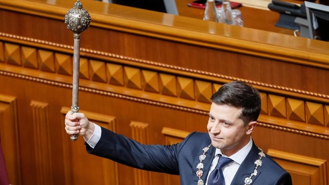 Volodymyr Zelensky, pelawak Ukraina, resmi dilantik sebagai presiden baru pada Senin (20/5) setelah menang secara mengejutkan dalam pemilu April lalu.