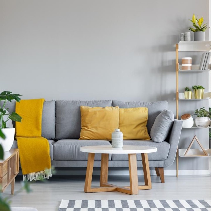 <em>Mix and match</em> dekorasi berwarna kuning dan abu-abu menjadi pilihan baru di tahun ini. Berani coba? (Foto: iStock)