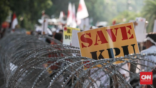 Demi menghindari risiko buruk aksi demonstrasi, beberapa perusahaan mengimbau karyawan untuk bekerja dari rumah dan memindahkan aktivitas ke kantor cabang.
