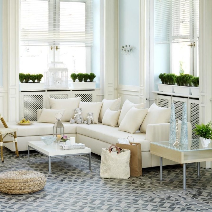 Menata ruangan sempit memang sedikit <em>tricky</em> dalam memilih dekorasi dan warna cat. Pilih warna-warna lembut seperti broken white untuk sofa, dan iced blue untuk cat dinding sehingga menciptakan kesan ruangan jadi luas. (Foto: iStock)