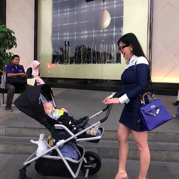 <p>Si ganteng Danillo lagi diajak Mama Bella <em>shopping</em> nih, bobok nyaman di <em>stroller</em> sambil didorong. (Foto: Instagram @bellashofie_rigan)</p>