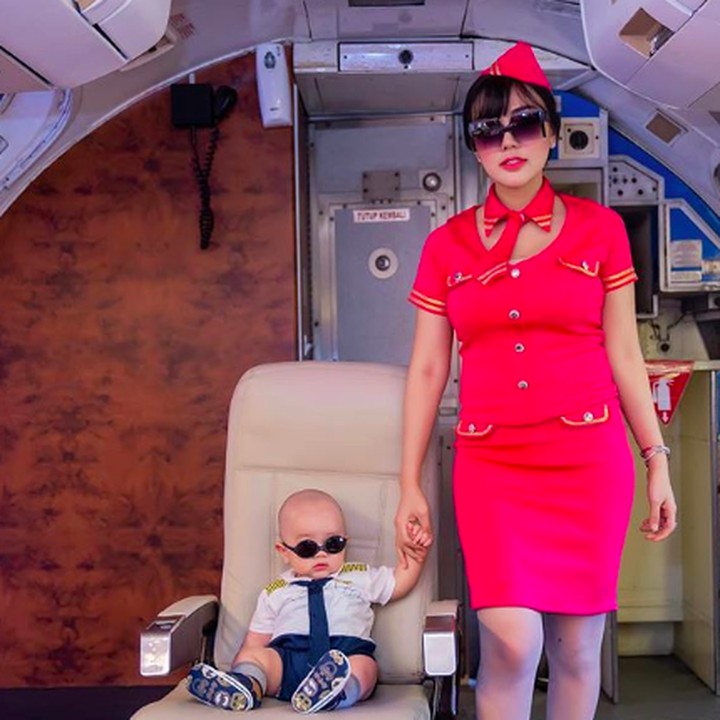 <p>Konsep <em>photoshoot</em> mereka menarik nih. Si baby Danillo jadi pilot dan Mama Bella jadi Pramugarinya. (Foto: Instagram @bellashofie_rigan)</p>