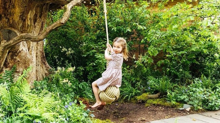 6 Potret Terbaru Keluarga Kecil Pangeran William & Kate Middleton Akun resmi milik Pangeran William dan Kate Middleton mengunggah foto-foto terbaru keluarga kecil mereka yang sedang bermain di alam terbuka.