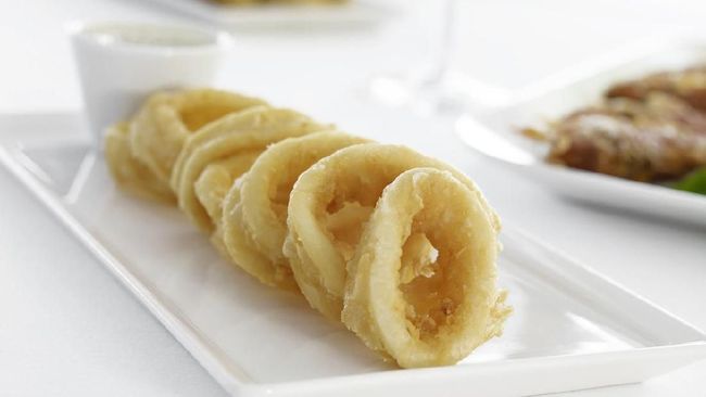 Fried calamari atau cumi goreng tepung juga bisa jadi pilihan menu untuk berbuka puasa atau sahur di bulan Ramadan.