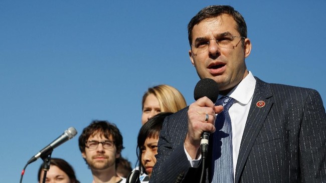 Seorang anggota Kongres AS, Justin Amash, menjadi politikus Partai Republik pertama yang menyerukan pemakzulan Presiden Donald Trump.