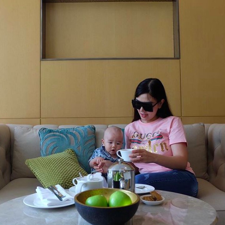 <p>Mesi baru berusia 8 bulan, Danillo sudah kelihatan mengerti saat diajak ngobrol sang mama. Kali ini, mereka tea time di sebuah hotel mewah di Jakarta. (Foto: Instagram @bellashofie_rigan)</p>