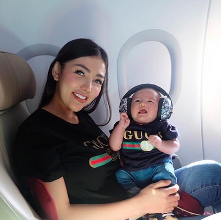<p>Bella Shofie sering mengajak Danillo bepergian nih, Bun. Kali ini, biar kompak pakai baju kembaran dulu ya. Danillo kayanya pingin melepas <em>earmuff</em> yang dikenakannya ya. (Foto: Instagram @bellashofie_rigan)</p>