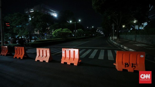 Polisi menutup total Jalan Imam Bonjol, Menteng, Jakarta Pusat tepat tempat KPU berada menjelang hasil rekapitulasi Pemilu dan Pilpres 2019.