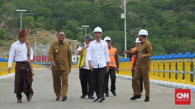 Dorong Produksi Garam, Jokowi Janji Beri Ribuan Hektare Lahan Demi mendorong produksi garam, Presiden Jokowi berjanji akan memberi ribuan hektare (ha) lahan, termasuk sertifikatnya ke masyarakat NTT.