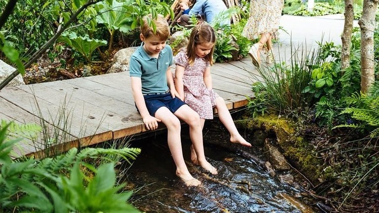 6 Potret Terbaru Keluarga Kecil Pangeran William & Kate Middleton Akun resmi milik Pangeran William dan Kate Middleton mengunggah foto-foto terbaru keluarga kecil mereka yang sedang bermain di alam terbuka.