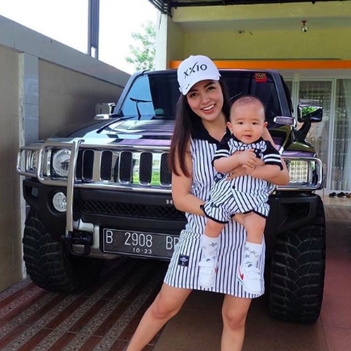 <p>Lagi-lagi, mereka pakai baju kompakan nih. Lucu ya gaya ibu dan anak satu ini. Semoga sehat selalu, Mama Bella dan Danillo. (Foto: Instagram @bellashofie_rigan)</p>