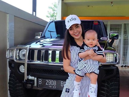 7 Momen Seru Bella Shofie Momong Anak Laki-lakinya