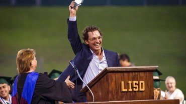 img-title Matthew McConaughey Baru Terima Ijazah setelah 30 Tahun Lulus SMA