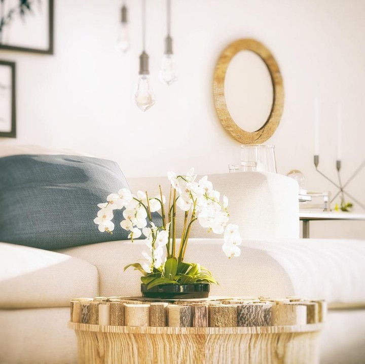 Memasang cermin di ruang tamu dapat membentuk ilusi ruangan jadi lebih lebar. Konsep minimalis sangat cocok untuk Bunda yang ingin rumah terlihat lebih bersih. (Foto: iStock)