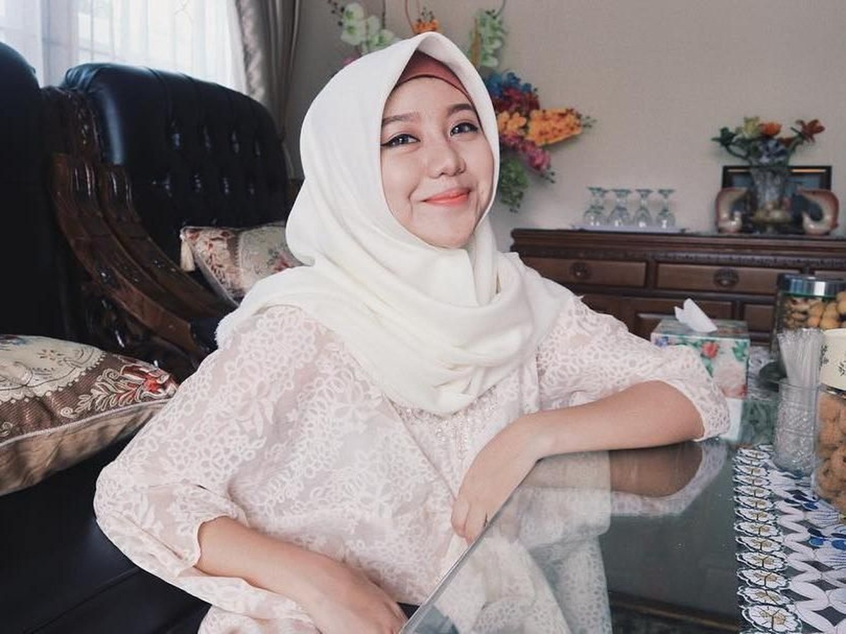 Penyanyi Ghea Indrawari baru-baru ini terlihat menggunakan hijab saat hadiri acara buka puasa bersama penggemar&period; Inilah potret cantik Ghea saat kenakan hijab&period;