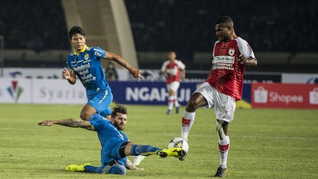 Persib Bandung tertinggal 0-1 dari Bhayangkara FC di babak pertama lanjutan pertandingan Liga 1 2019 di Stadion Si Jalak Harupat, Minggu (30/6).