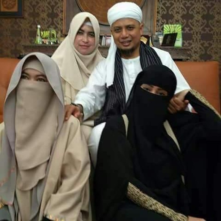 Meski jarang disorot publik, ketiga istri Ustaz Arifin Ilham selalu setia mendampingi sang suami dalam keadaan apapun.