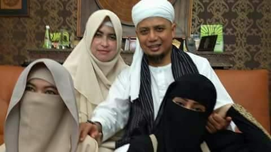 Ustaz Arifin Ilham meninggal dunia meningalkan duka untuk para istrinya.