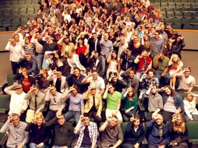 Tak terasa 10 tahun lalu serial drama musikal Glee pertama kali dirilis. Para pemain pun memberikan ucapan selamat atas perayaan ini. Ada siapa saja?