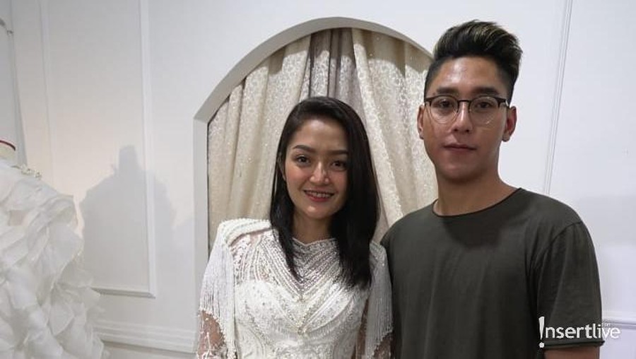 Siti Badriah dan Krisjiana Baharudin mengusung tema garden party saat menggelar pesta pernikahannya.